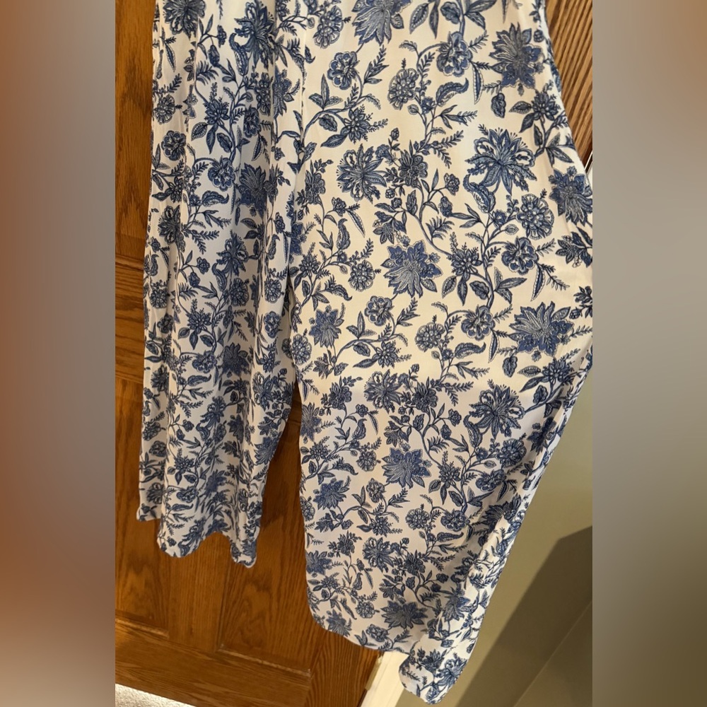 LOFT SLEEVELESS RUFFLE FRONT BLUE & WHITE TRELIS FLORAL JUMPSUIT SIZE 0 - Picture 5 of 12